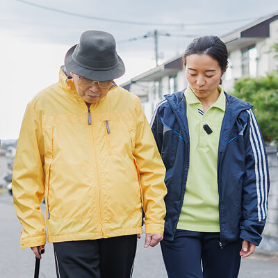 歩行訓練する患者さんとスタッフ