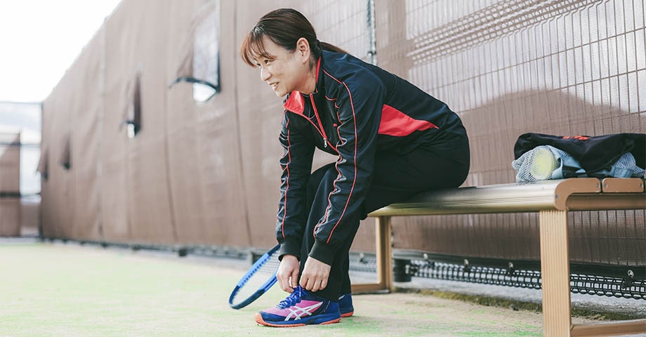 テニスシューズを履く女性看護師