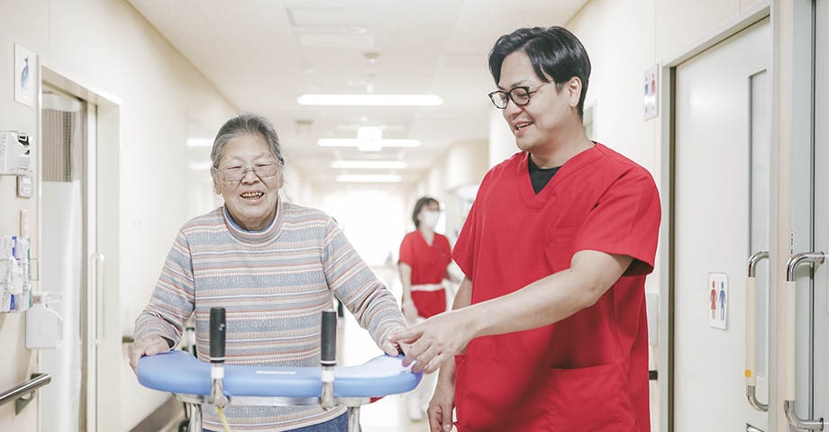 歩行介助をする男性看護師
