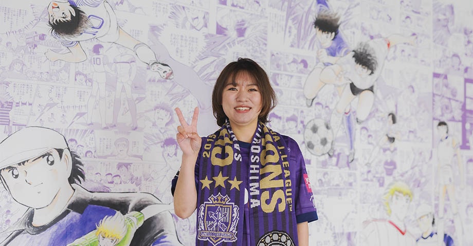 キャプテン翼の絵を見るケアワーカー