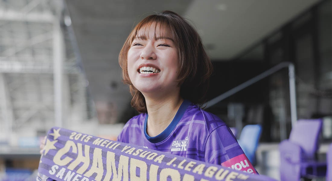 サッカー観戦するケアワーカー