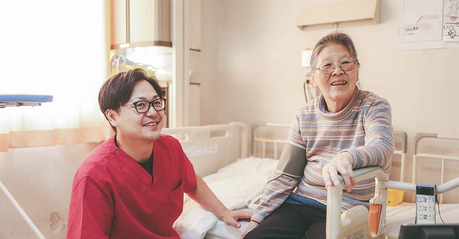 患者さんと話す男性看護師