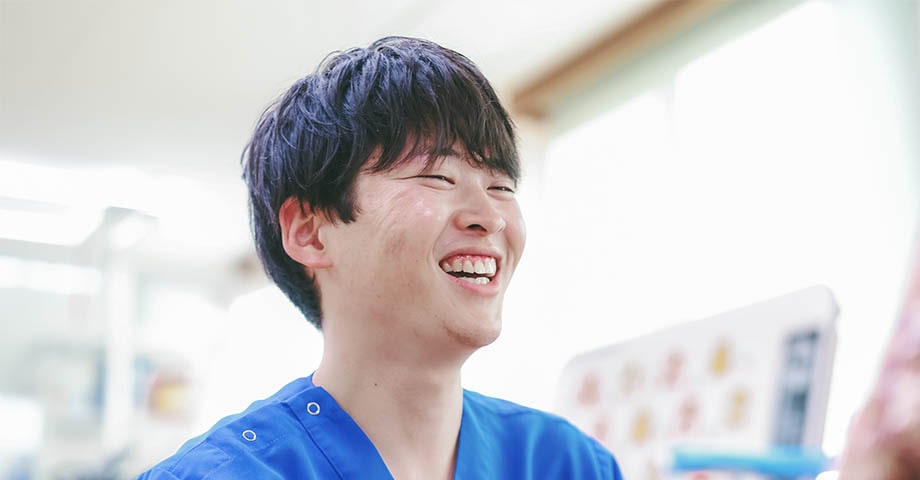 笑顔で働く理学療法士