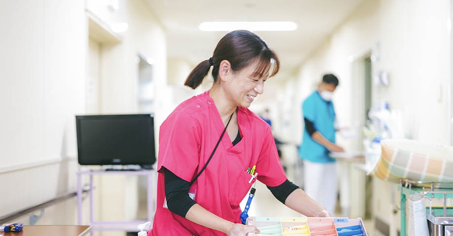備品整理する女性看護師
