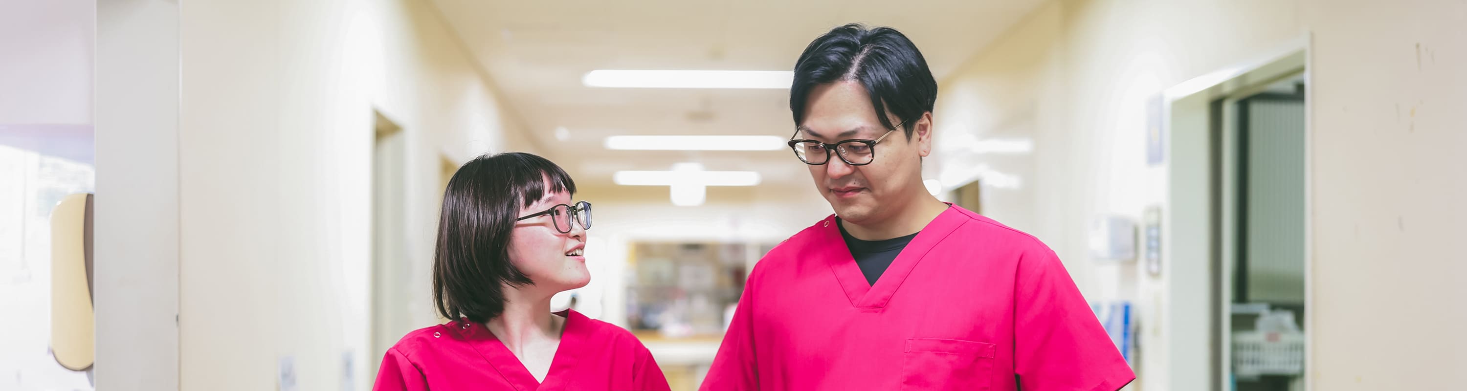 打ち合わせする男性看護師と女性看護師