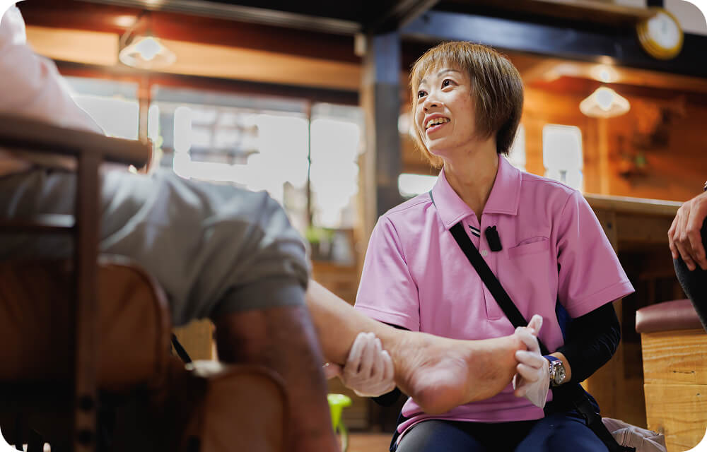 足をケアするスタッフ