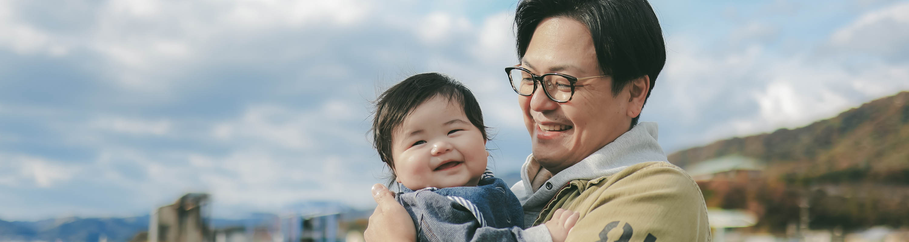 子供を抱える男性看護師