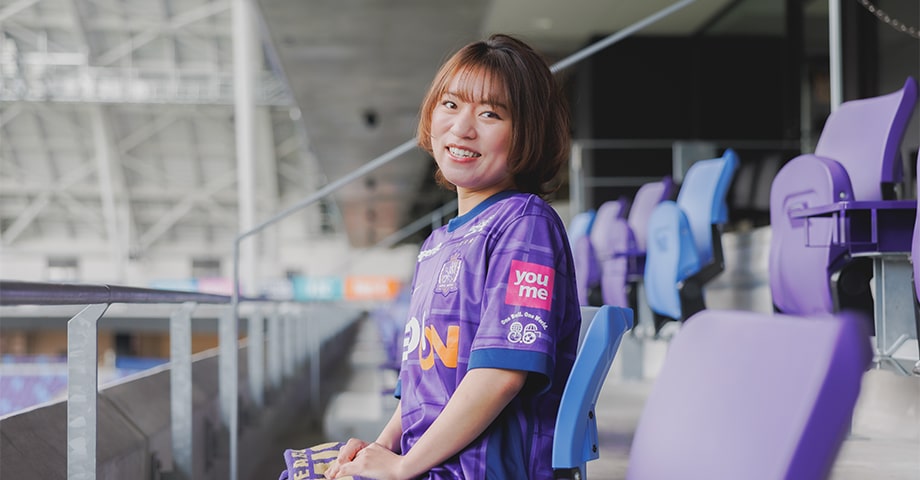 サッカー観戦するケアワーカー