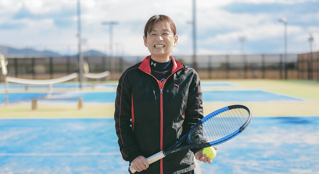 テニスする女性看護師