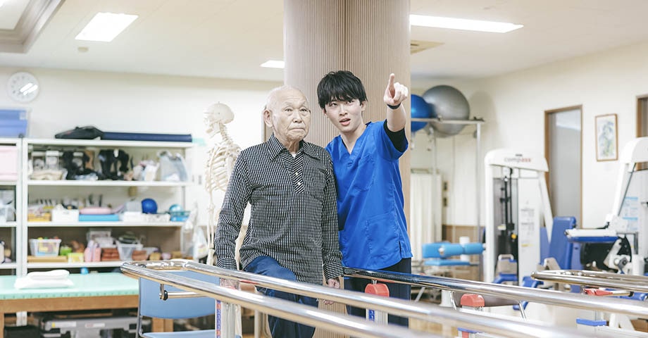 歩行介助をする理学療法士