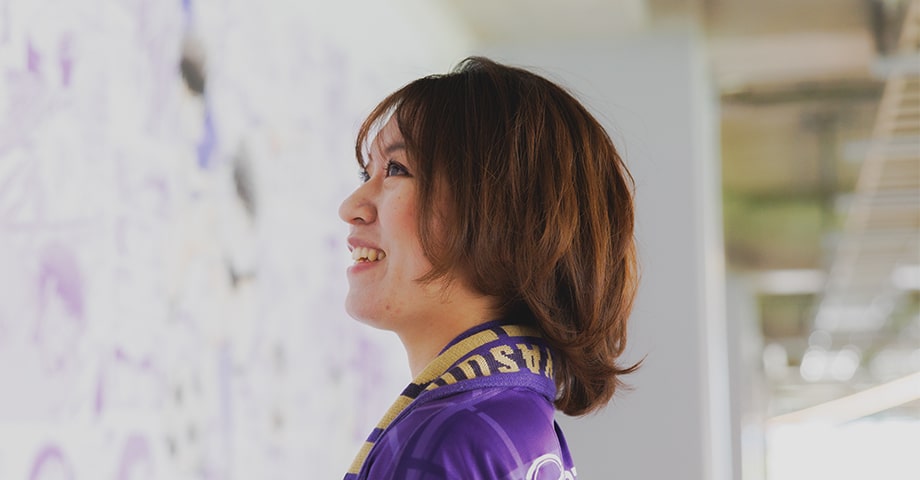 サッカー観戦を楽しむケアワーカー