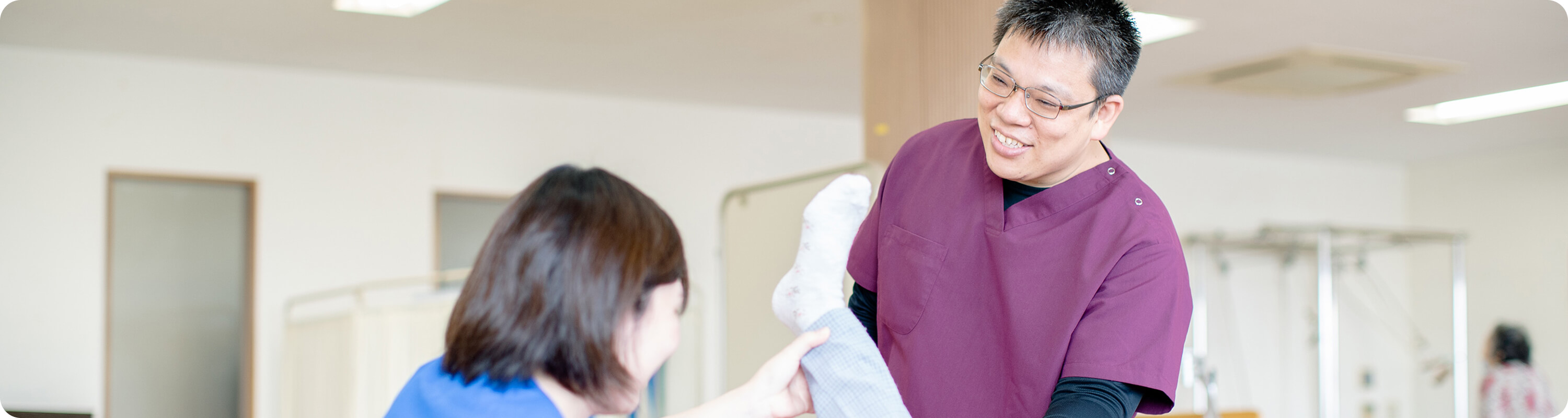 ケアを行う男性スタッフ