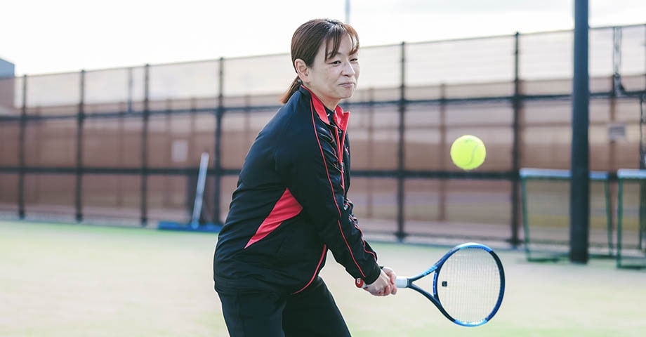 テニスする女性看護師