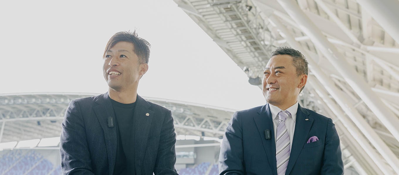 笑みを浮かべる森﨑さんと久保会長