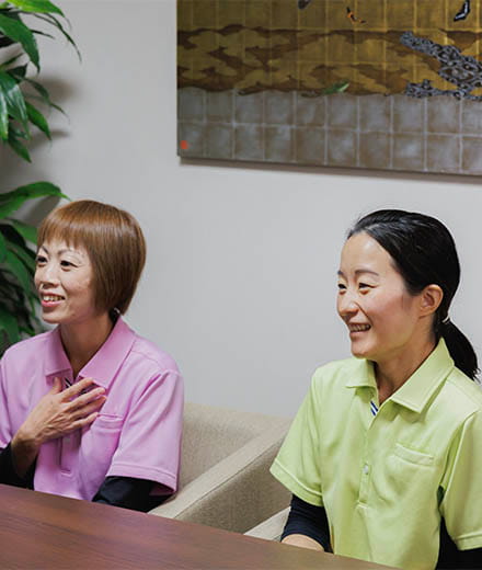 笑顔で受け答えする職員の林さんと山口さん