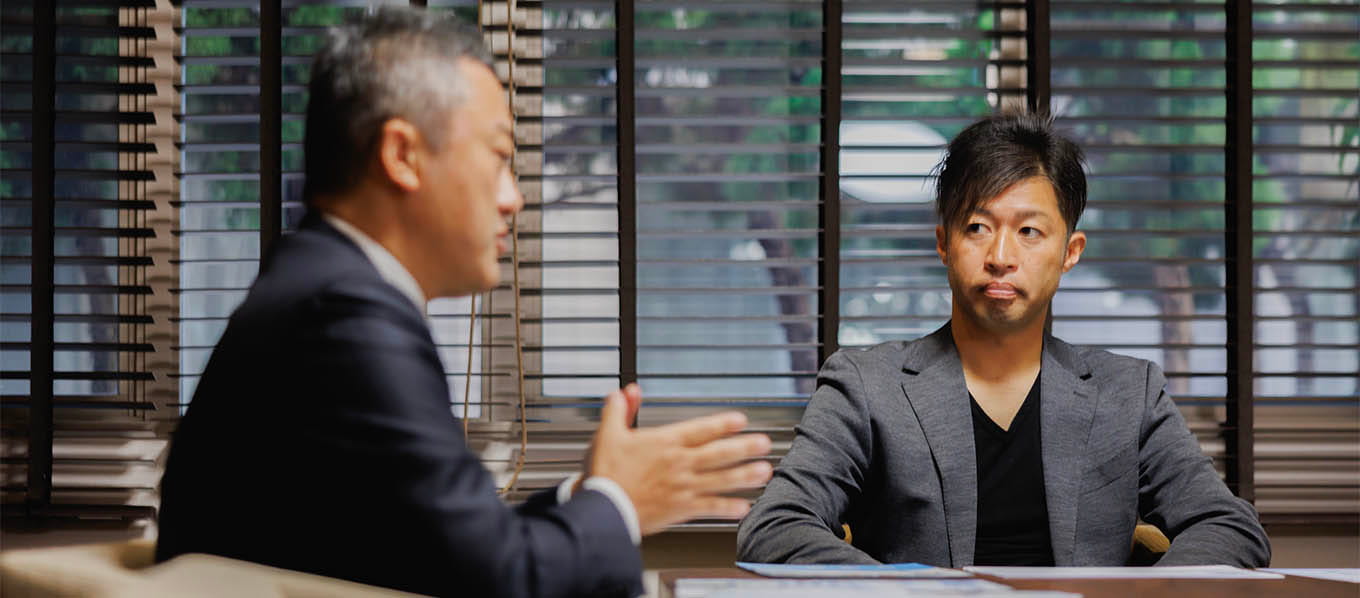 真剣な表情で話を聞く森﨑さん