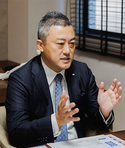 手振りを加えて話す久保会長