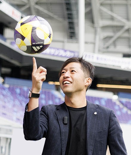 サッカーボールを指一本に乗せる森﨑さん