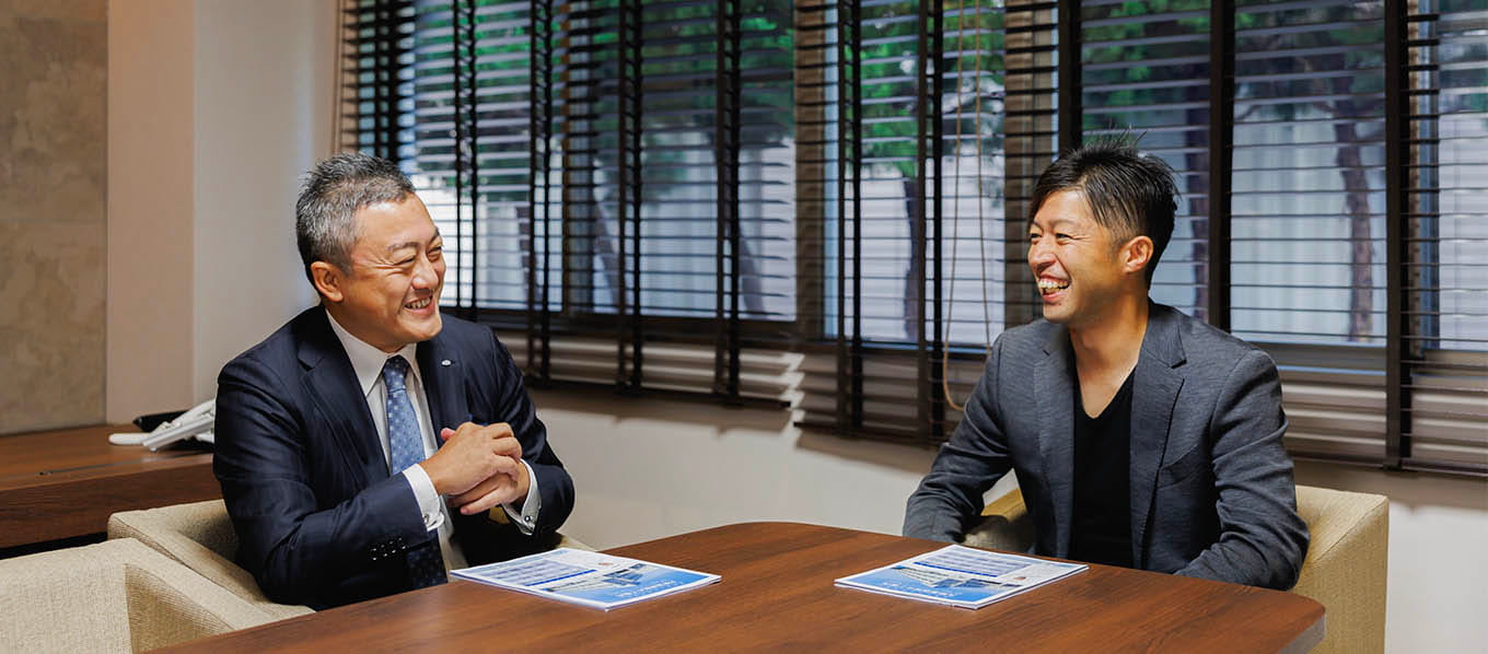 話が盛り上がる森﨑さんと久保会長