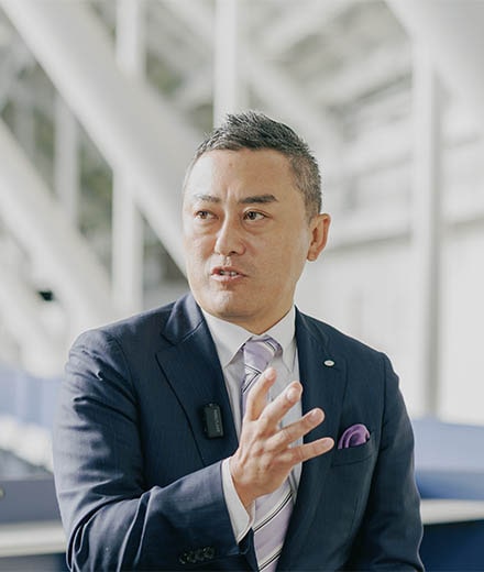 真剣な表情の久保会長