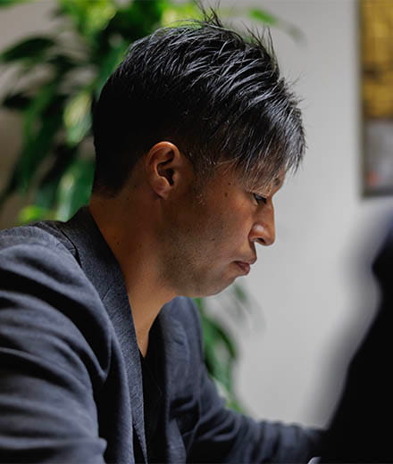 真剣な表情の森﨑さん