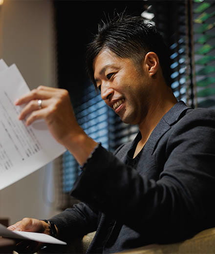 資料を見ながら話を聞く森﨑さん