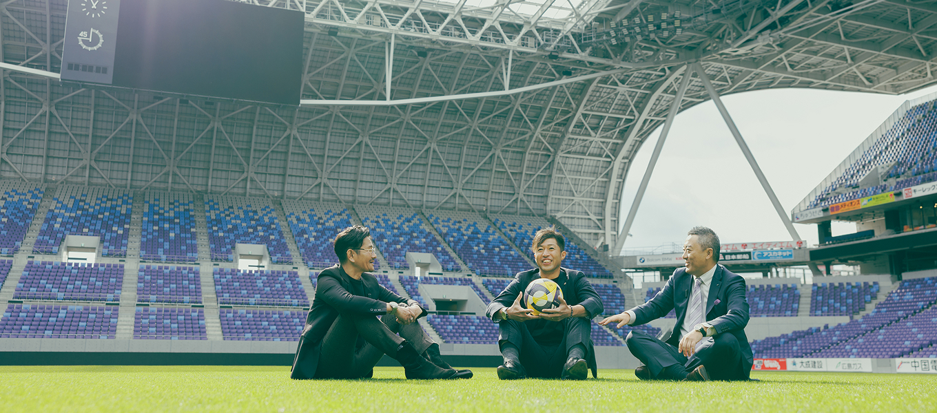 エディオンピースウイング広島での森﨑さんと会長の対談の場面